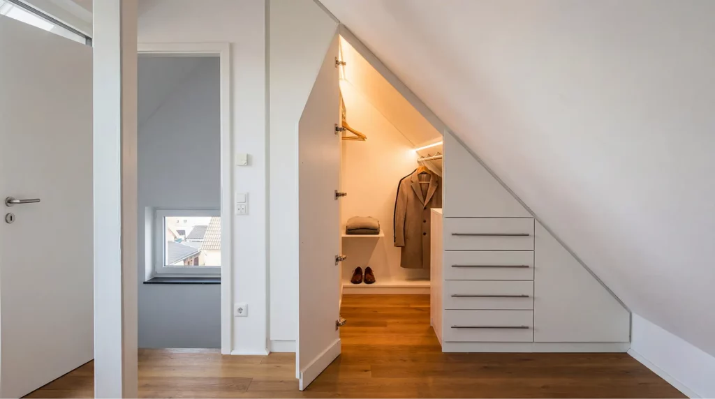 Begehbarer Kleiderschrank unter der Dachschräge