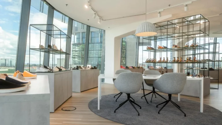 Moderner Showroom mit Produktregalen, Präsentationspodesten und integriertem Beratungsbereich