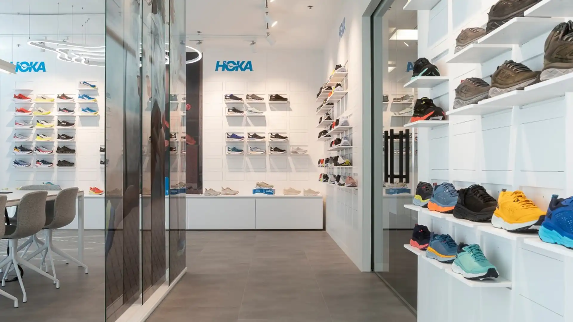 Heller Schuh-Showroom mit wandmontierten Regalen und übersichtlich präsentierten Sportschuhen